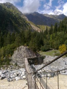 zwodzony most na trekkingu w Swanetii