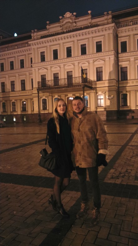 z przyjaciółką przed Kijowską Akademią Dyplomatyczną