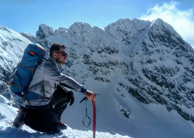 Kościelec zimą, wspinaczka z czekanem i rakami, ze Świnicą w tle