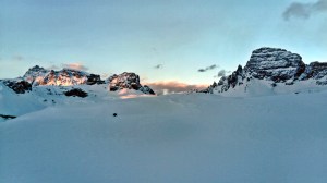 zachód słońća nad schroniskiem rifugio Drei Zinnen Hutte