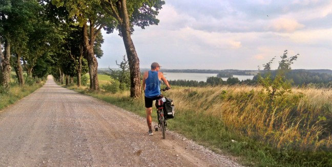 w oddali jezioro Szóstak, trasa Pietrasze - Stare juchy