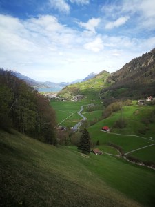 dolina obok Giswil z widokiem na jezioro Sarnen