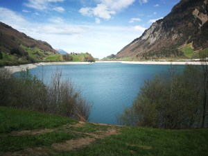 jezioro Lungern - lustro wody widać opadło o ponad 15 metrów
