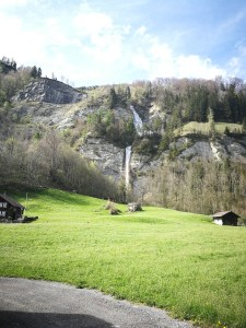 malowniczy wodospad w Lungern