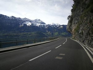 wzdłuż jeziora Thun