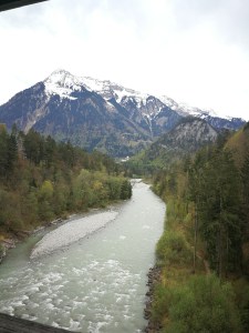 rwąca rzeka widziana z drewnianego mostu dla rowerzystów