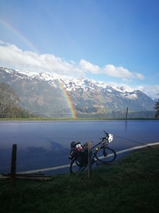 tęcza, Alpy Bernenskie i rowerzysta