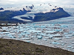 jęzor lodowca Vatnajökull oraz kry lodowe z jego czoła w jeziorze polodowcowym