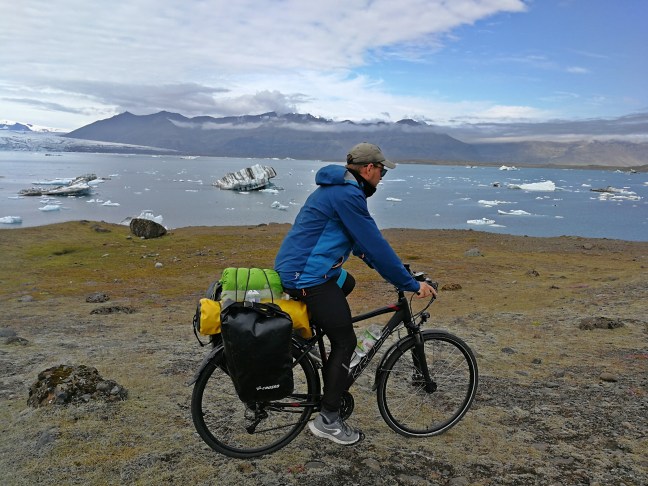 rowerzysta na tle Jokusarlon
