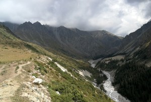 dolina rzeki Ak Say w górach Ala Archa
