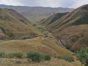 dolina rzeki przed obozem jurt