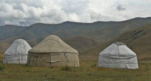 klasyczne jurty nad jeziorem Song kol