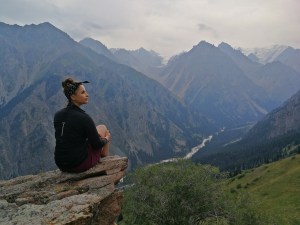 Asia patrzy na Dolinę Lewego Talgaru