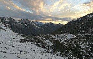 zachód słońca w pięknych górach Tien Szan