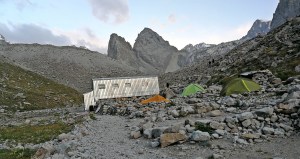 blaszaki i namioty bazy górskiej Racek