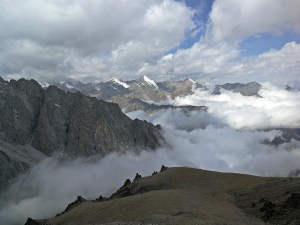 chmury pod nami widziane z wypłaszczenia przed Pik Ucitel - ponad 4k m npm