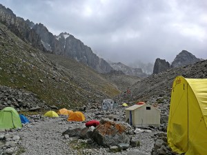 zmienna pogoda w przełęczy i bazie Racek