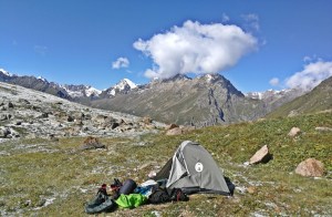 biwak o poranku na wysokości 3500 m npm przed Panorama pass