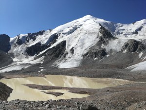 błotniste jezioro pod lodowcem Turistov