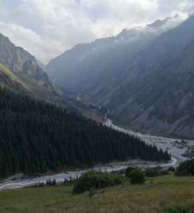 Dolina rzeki Ala Archa wieczorem