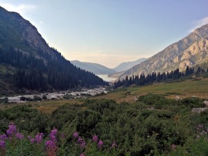 w oddali jeziorzo Balszoje Almackoje Ozero o zachodzie słońca
