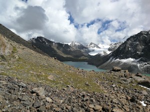 ośnieżone szczyty nad jeziorem Ala kol