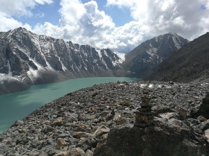 kopczyk wyznaczający szlak na przełęczy nad jeziorem Ala kol