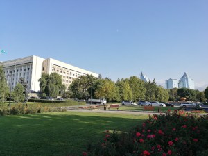 park, siedziba prezydenta i wieżowce w tle: Ałmaty