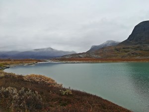 jezioro na szlaku przed Alesjaure