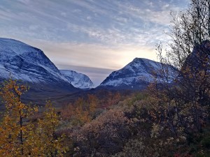 ostre szczyty na końcu szlaku, obok Kebeknaise Fjallstation