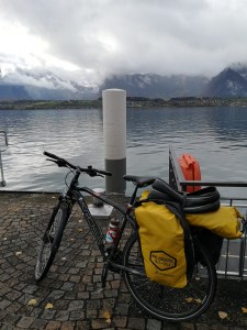 BJ 35 nad jeziorem Thun