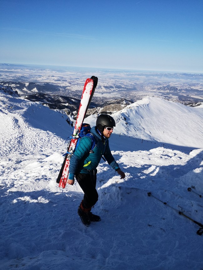na Beskidzie w Tatrach zimą z nartami na plecach