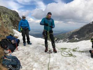 wiązanie wyblinki na przełęczy pod okiem instruktora