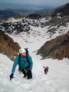 uwiązny liną z partnerem przed Świnicką przełęczą