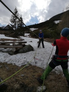 wyciągarka z liny - ratowanie partnera ze szczeliny