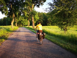 jazda na rowerze przy zachodzie słońca