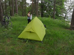 zielony biwak nad jeziorem Dobskim