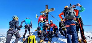 pięcioosobowa ekipa na szczycie