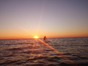 SUP o zachodzie słońca w Estonii