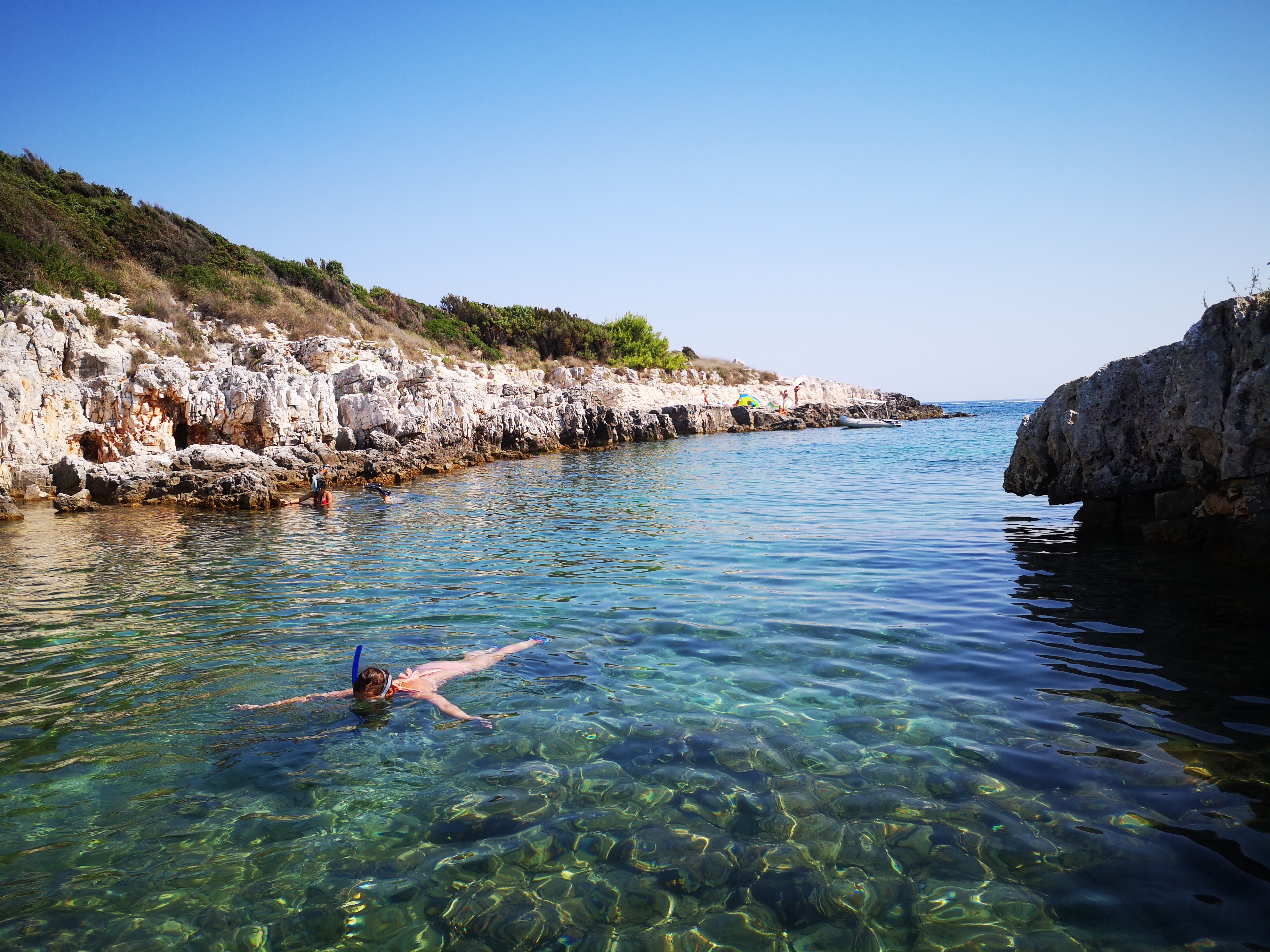 Asia nurkuje z maską