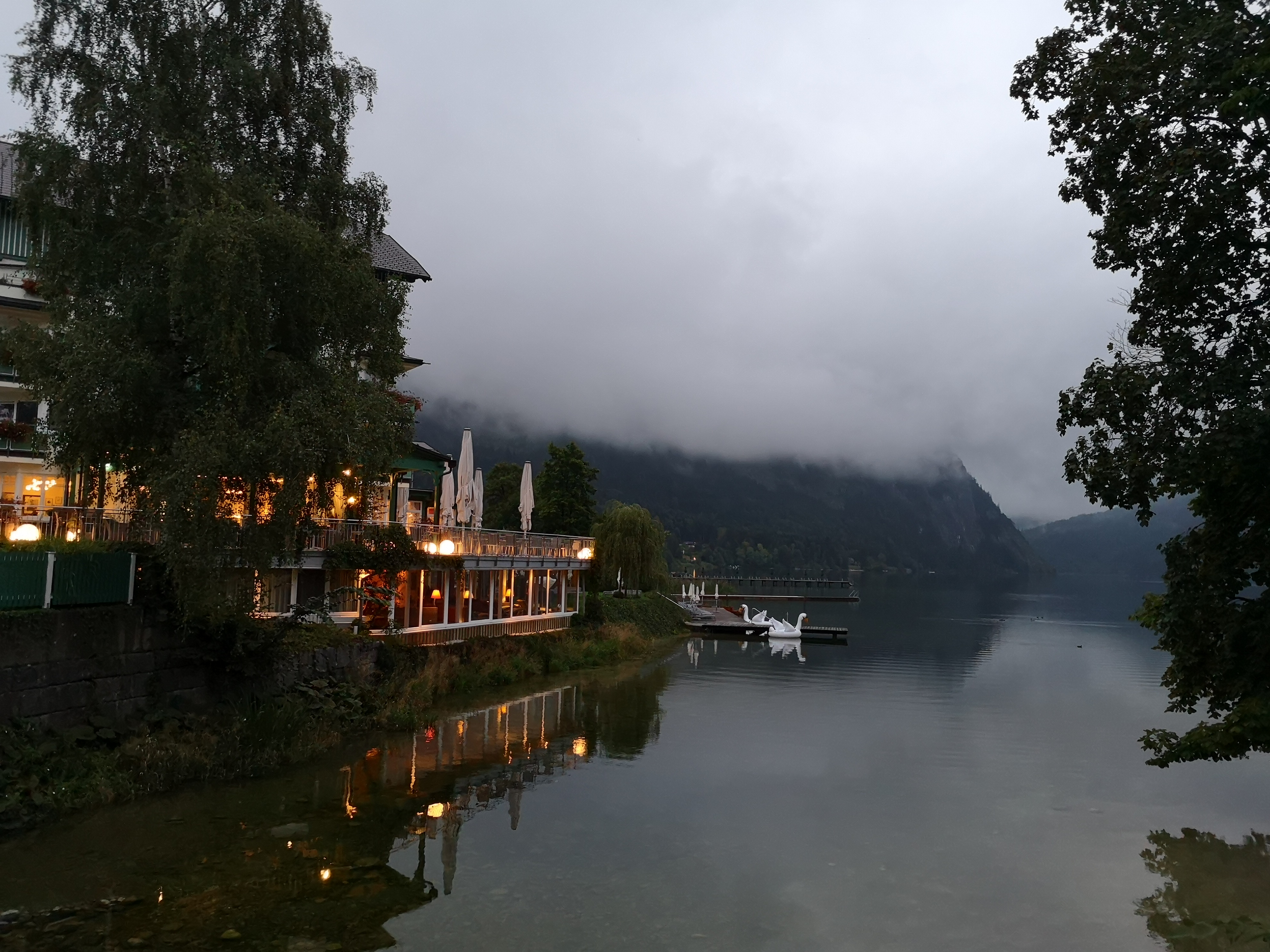 pochmurny wieczór nad jeziorem Altsee