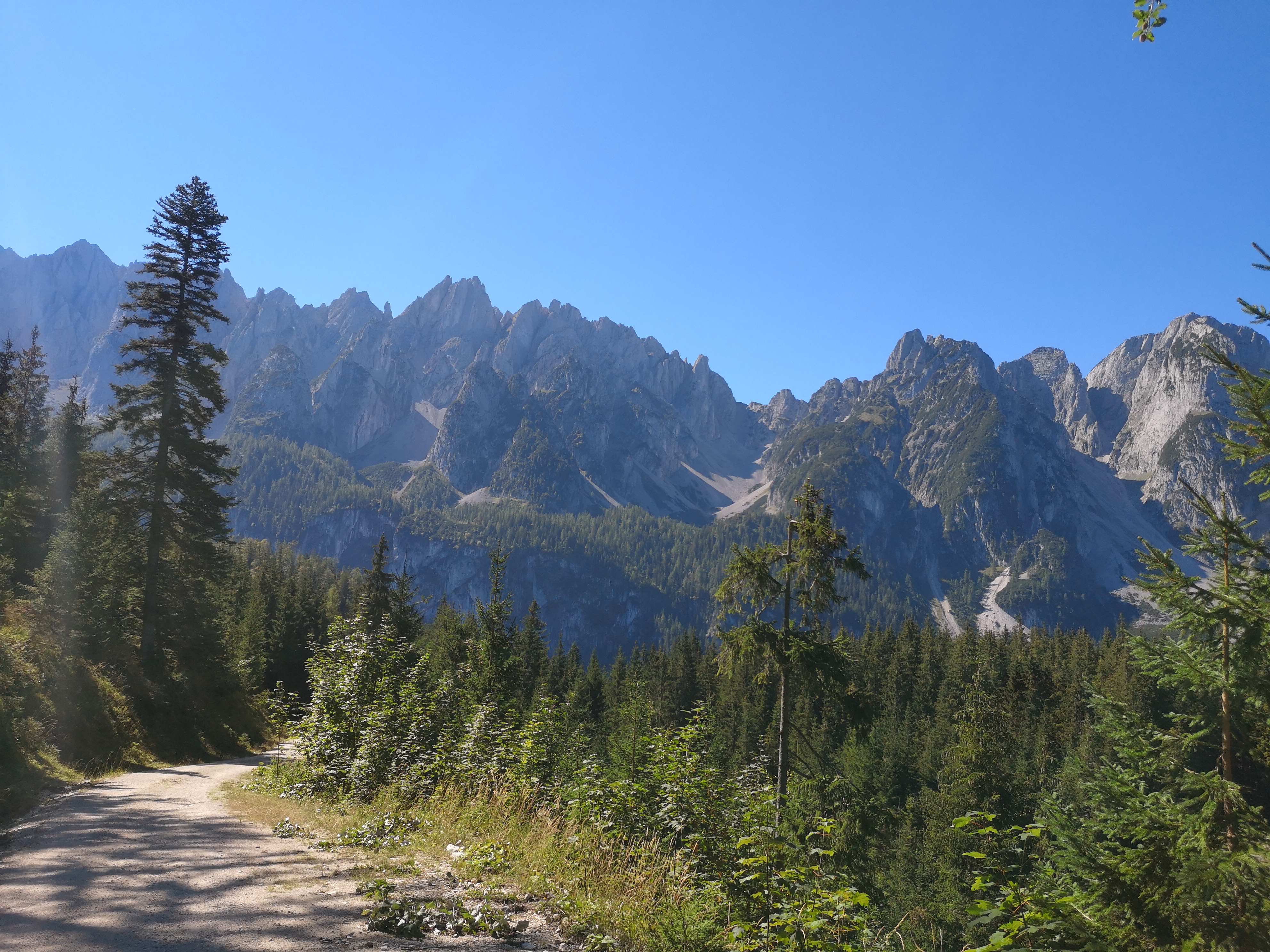 w oddali grań Donnerkogel - miejsce ferraty Intersport