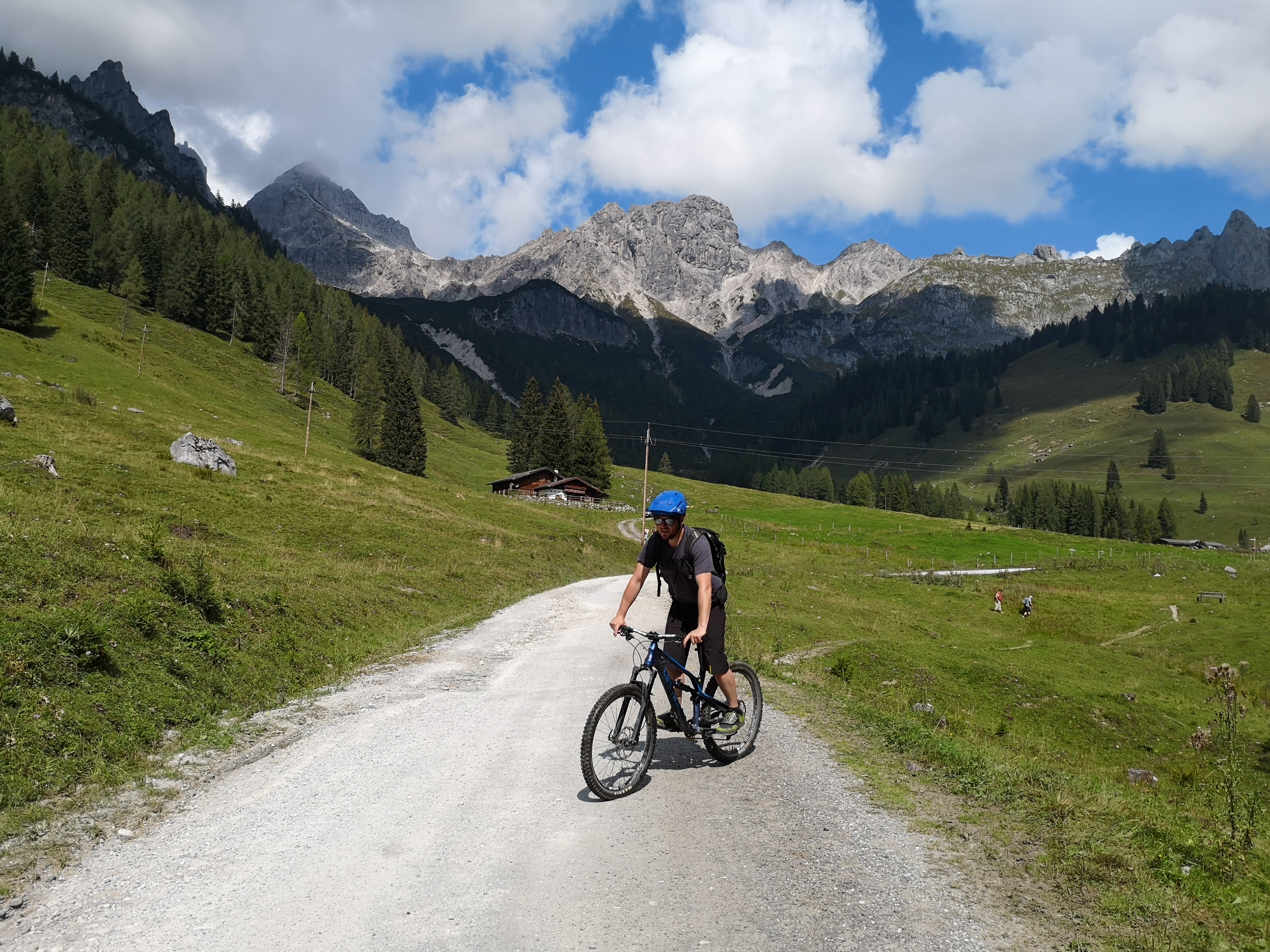 rowerzysta w pięknych górach