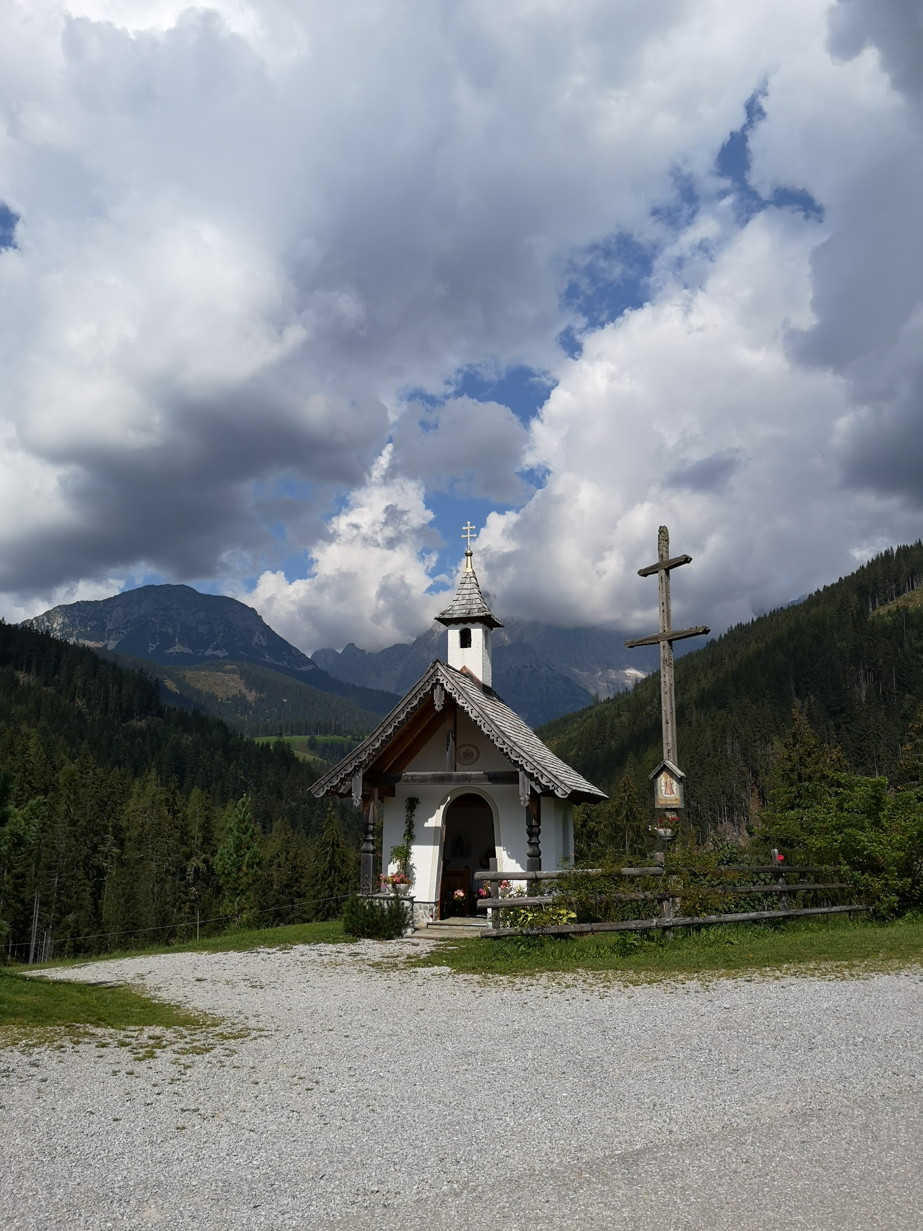 kapliczka na trasie górskiej