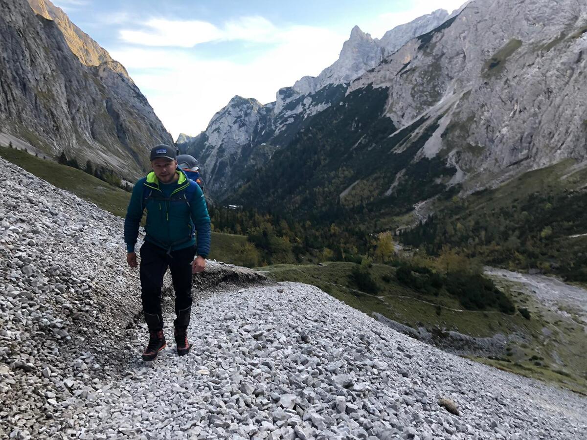 idę w góry o poranku