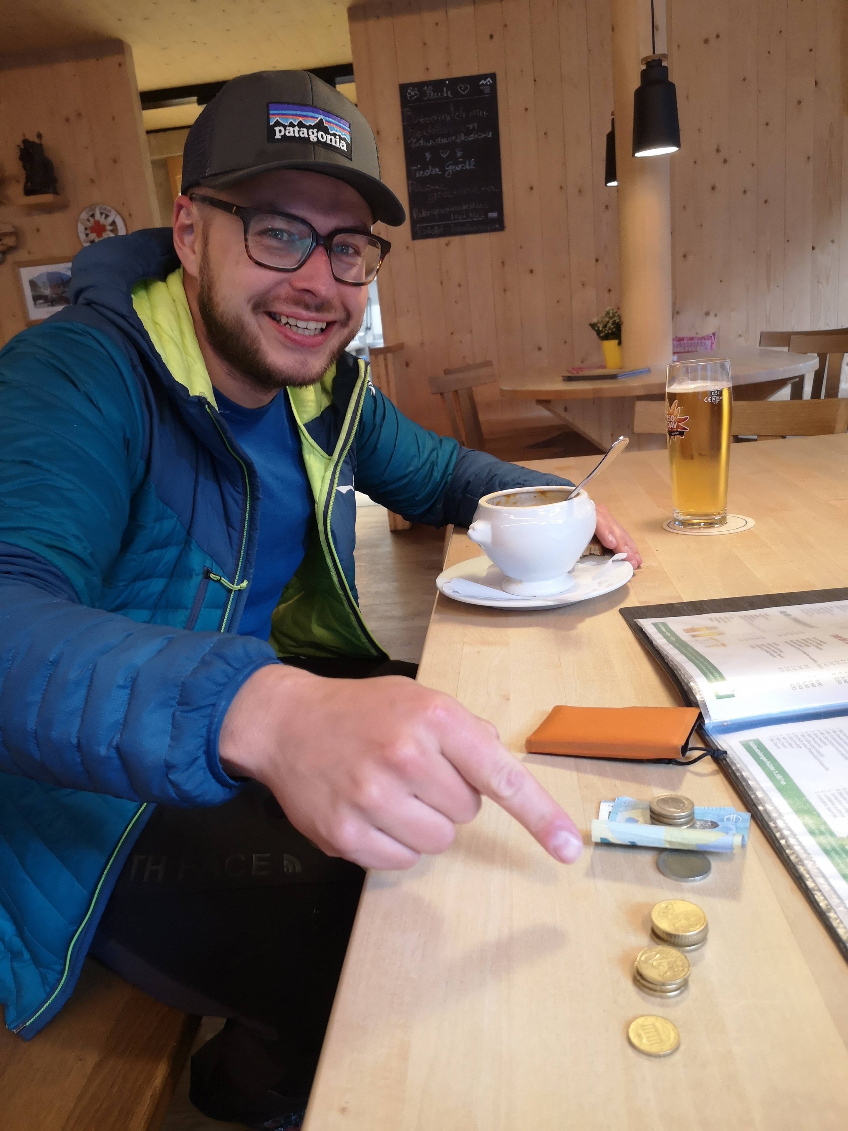 gulasz i piwko - zestaw obowiązkowy w schronisku (i ostatnie eurocenty na to)