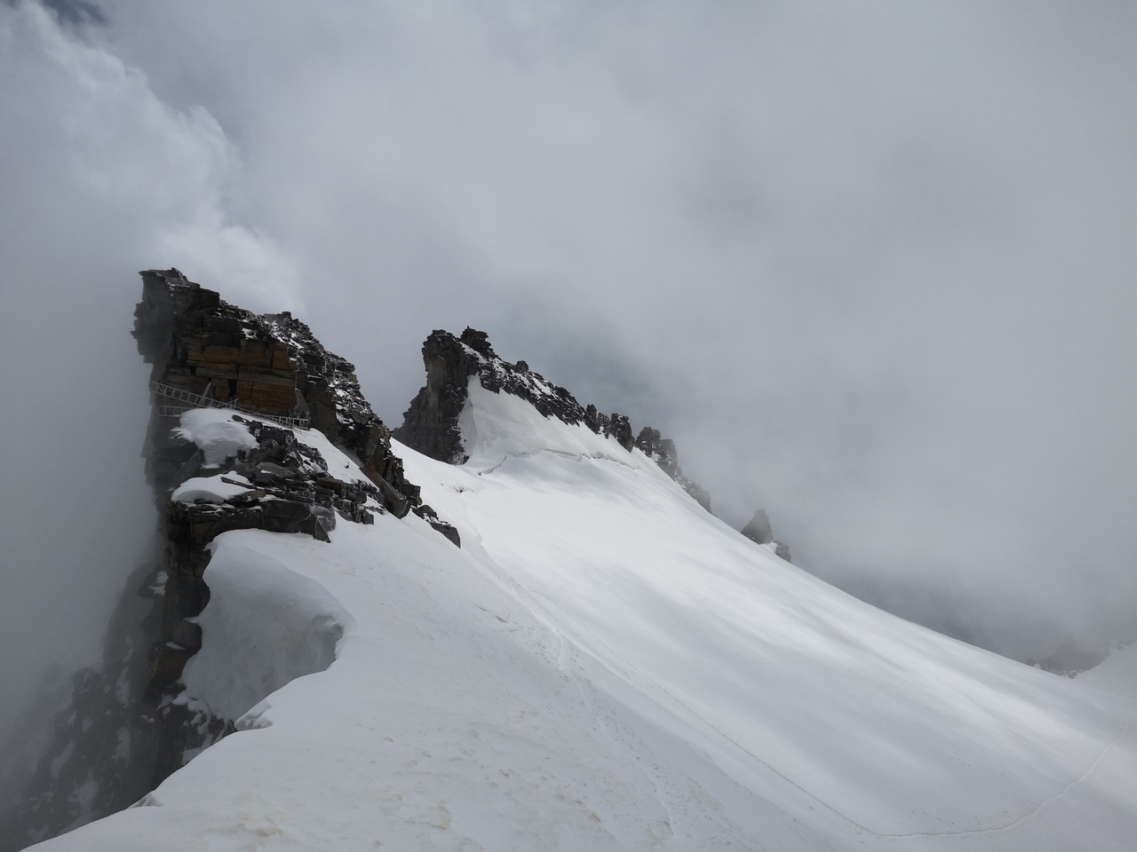 skały przed szczytem Madonna