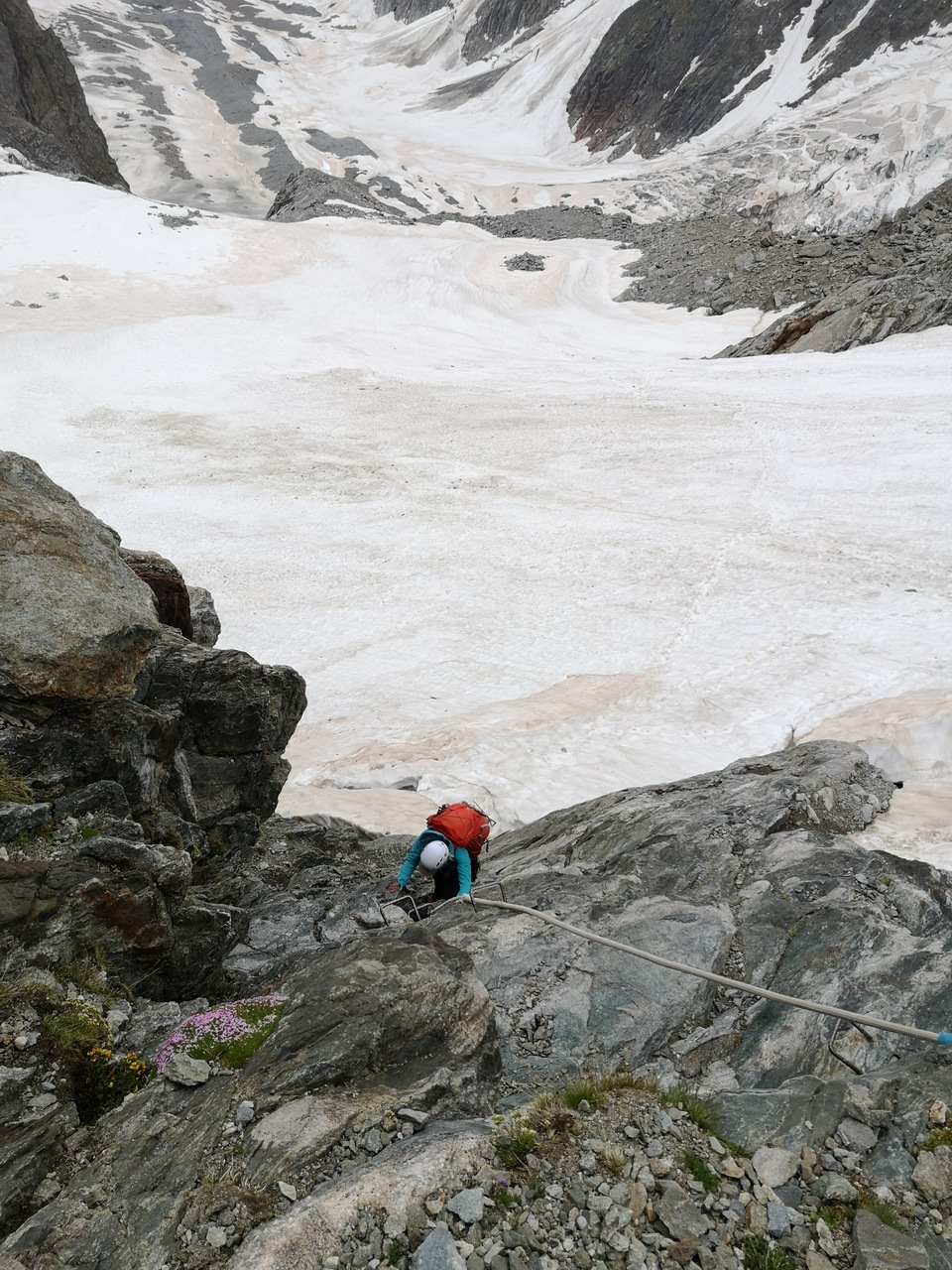 wyżej szlak ubezpieczone jest (czasami) grubymi linami lub ferratą