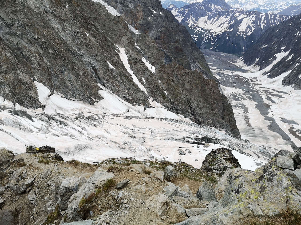 na drugim planie lodowiec Miage, zaś na pierwszym górny lodowiec