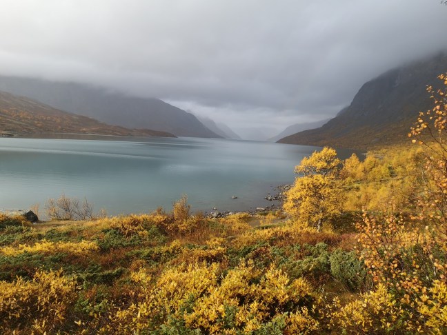 jesienne jezioro Gjende